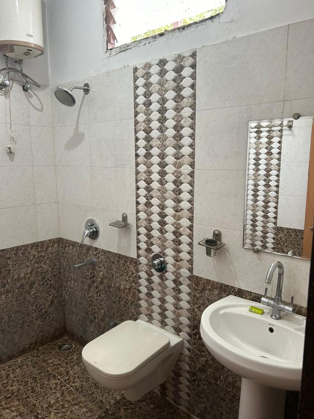 Hotel Tawa Plaza Itārsi Kültér fotó